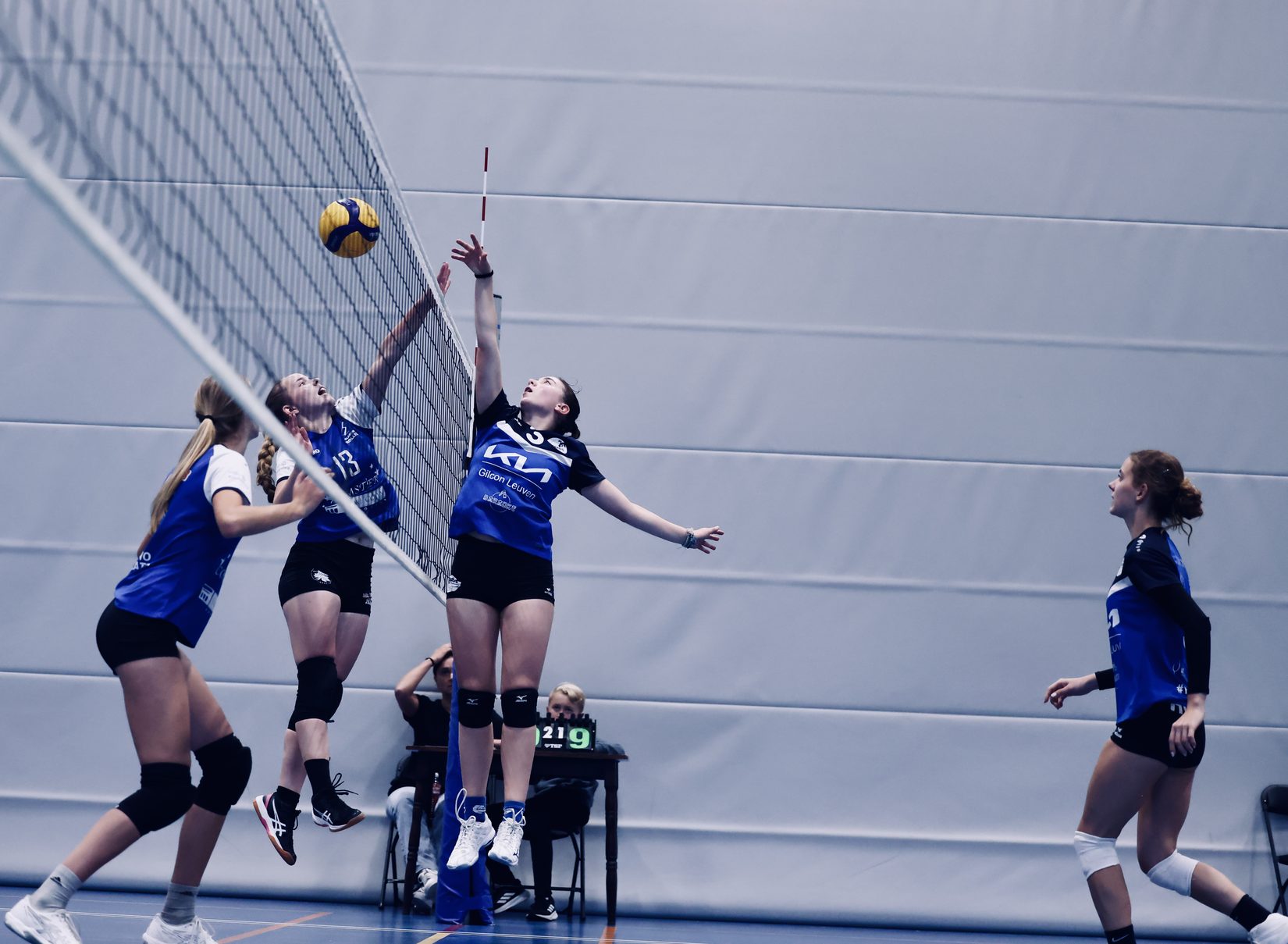 Volleybal actie in zaal - Hilde Joachum