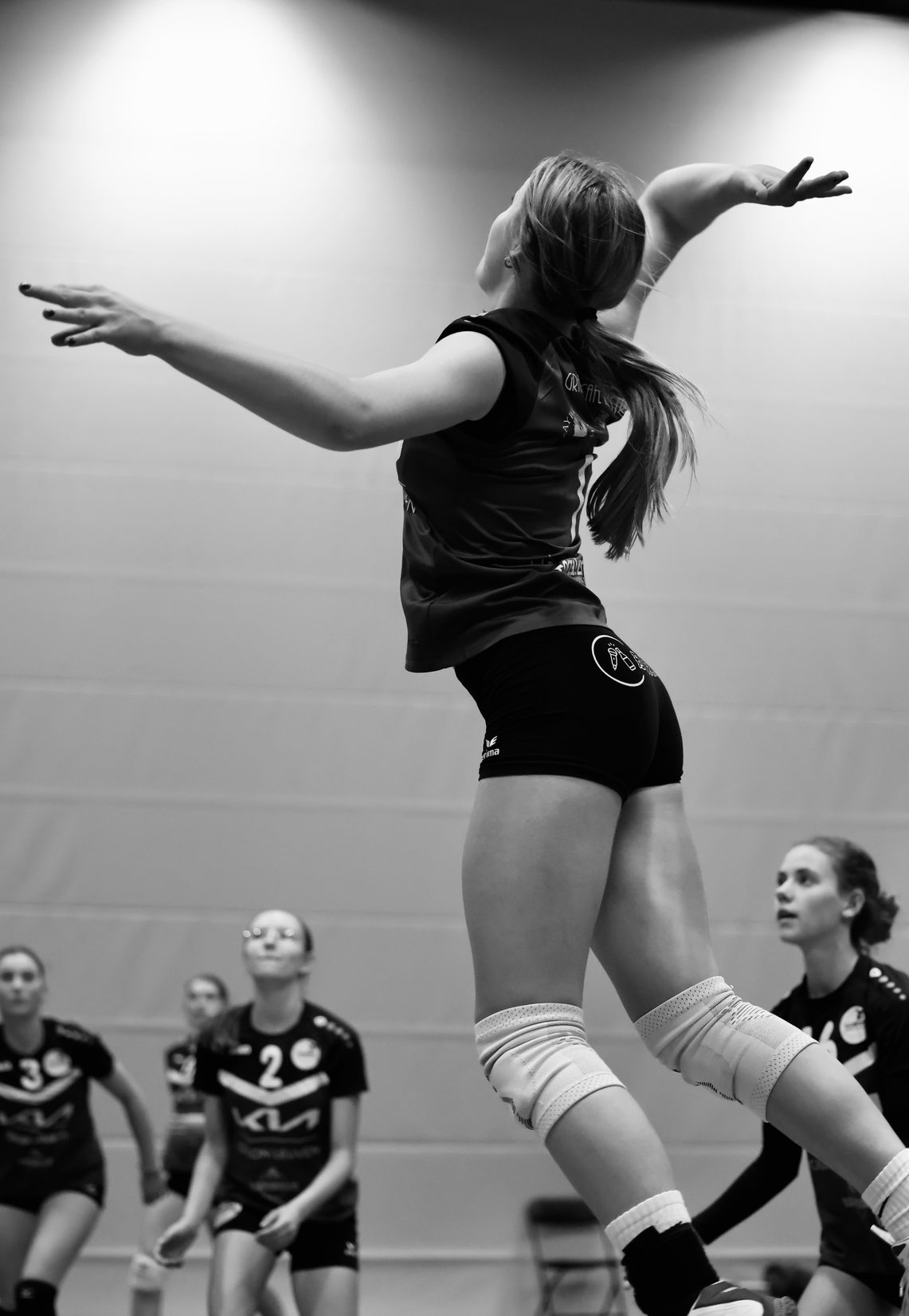 Volleybal opslag zwart-wit sprong