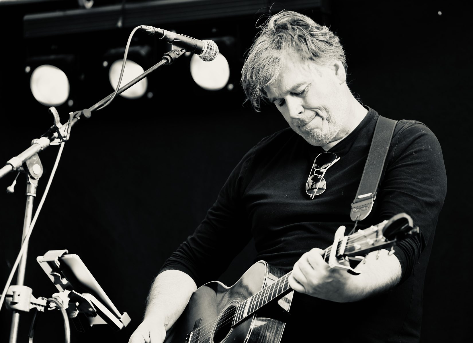 Muzikant gitaar zwart-wit podium