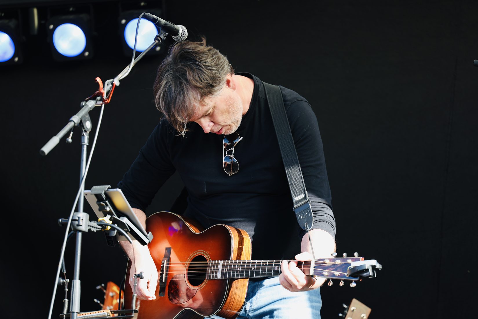Live concert - gitarist op podium - Hilde Joachum