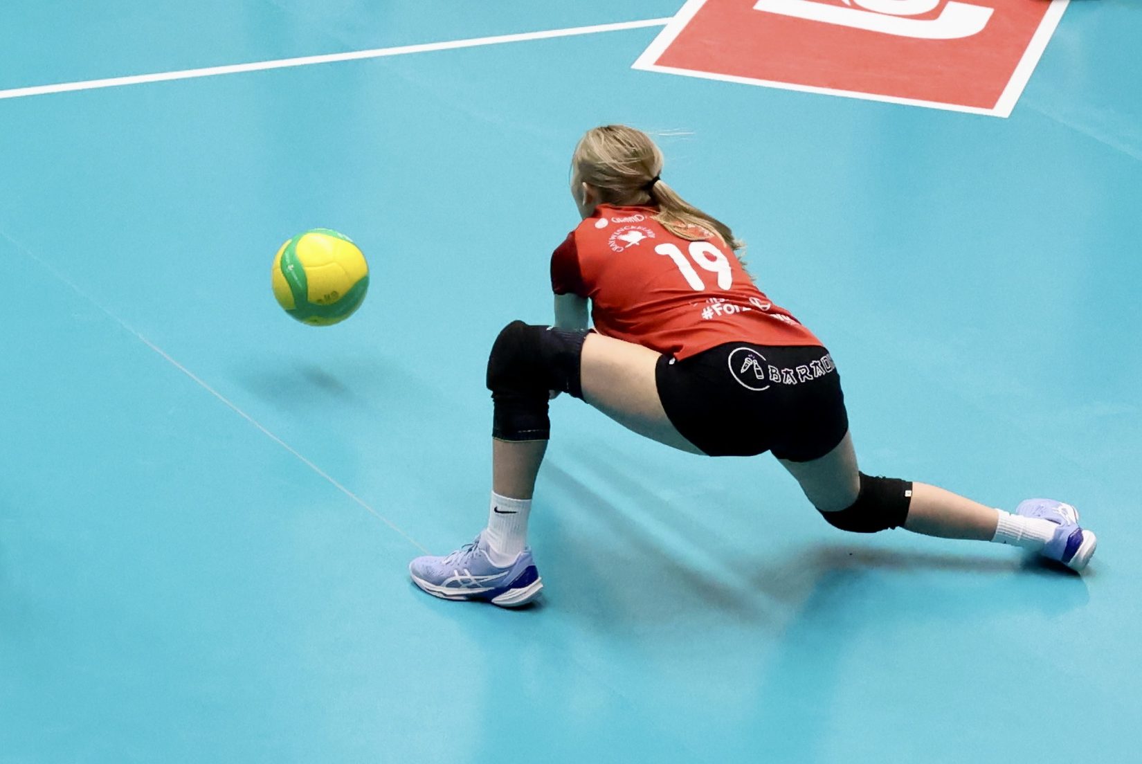 Volleybal 19 rood duikt naar bal
