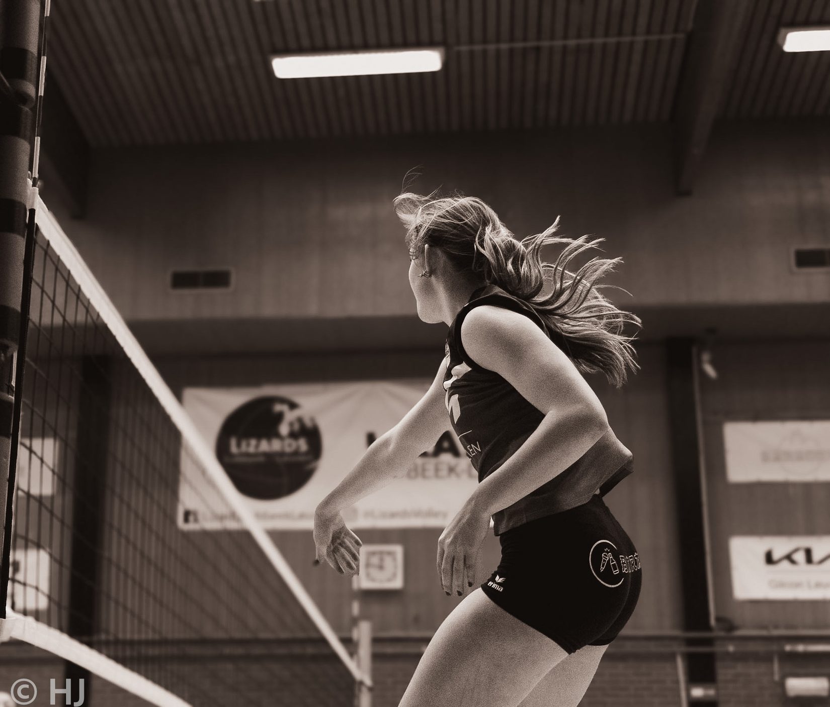 Volleybal speelster klaar aan net